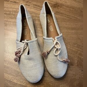 Tom’s Metallic Pom Pom Flats Size 8.5